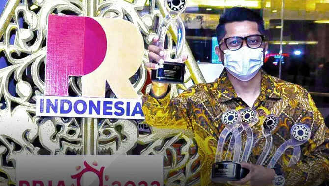 General Manager of Corporate Communication SIG, Rori Hastomo menerima penghargaan PRIA 2022 di Semarang, Jawa Tengah.