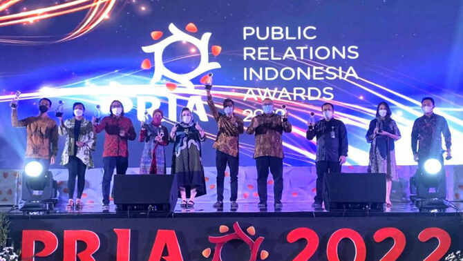 General Manager of Corporate Communication SIG, Rori Hastomo (enam dari kiri) berfoto bersama usai menerima penghargaan dalam acara PR Indonesia Awards (PRIA) 2022 di Semarang, Jawa Tengah.
