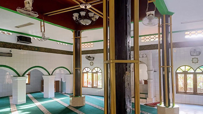Pilar kayu hitam di dalam ruang masjid menjadi salah satu peninggalan sejarah di Masjid Jami Kalipasir, Tangerang yang masih tersisa.
