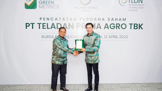 Direktur Utama PT. Teladan Prima Agro Tbk. Wishnu Wardhana, menyerahkan secara simbolis plakat IPO bagi seluruh karyawan, yang diwakili oleh Sutarto Hadi, Head of Human Resources Division PT. Teladan Prima Agro Tbk, sesaat setelah saham TLDN melantai perdana di Bursa Efek Indonesia, Jakarta, Selasa, 12 April 2022.