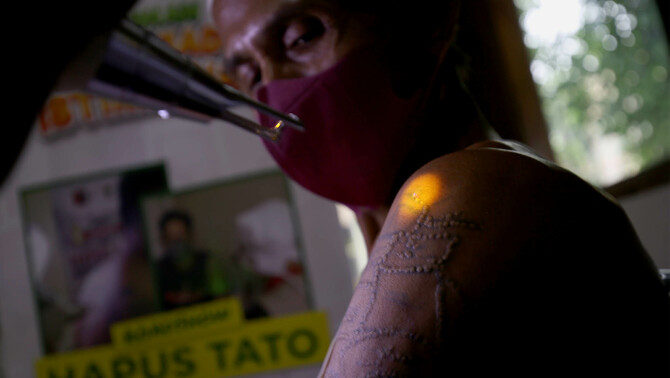 Warga mengikuti proses hapus tato gratis di kantor Dewan Pimpinan Pusat Forum Ulama Habaib, Jakarta Selatan, Selasa, 19 April 2022.