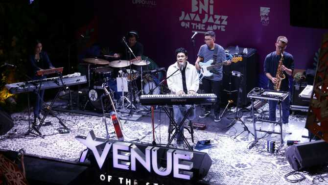 Musisi Mikha Angelo tampil pada BNI Java Jazz On The Move yang diselenggarakan di Lippo Mall Kemang, Jakarta, Sabtu, 23 April 2022.