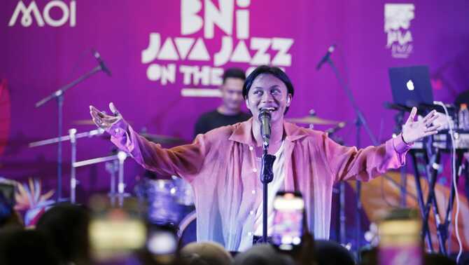 Musisi Rizki Febian tampil pada BNI Java Jazz On The Move yang diselenggarakan di Mall of Indonesia, Jakarta, Minggu, 24 April 2022.