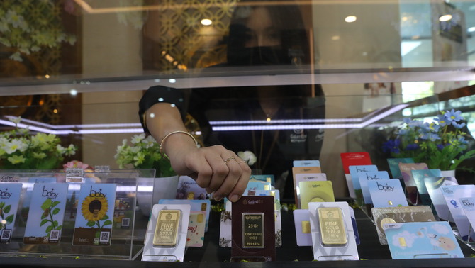 Harga emas produksi PT Aneka Tambang Tbk (Antam) hari ini masih melanjutkan penurunan dan dibanderol seharga Rp978.000 per gram.