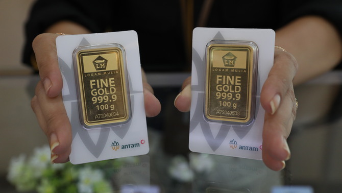 Harga emas batangan PT Aneka Tambang (Persero) Tbk terpantau dibanderol Rp 978.000 per gram pada hari ini, Kamis, 28 Juli 2022.