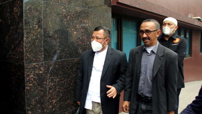 Mantan Presiden Aksi Cepat Tanggap (ACT) Ahyudin, didampingi kuasa hukumnya saat mendatangi Bareskrim Mabes Polri, Jakarta, Jumat 29 Juli 2022.&nbsp;