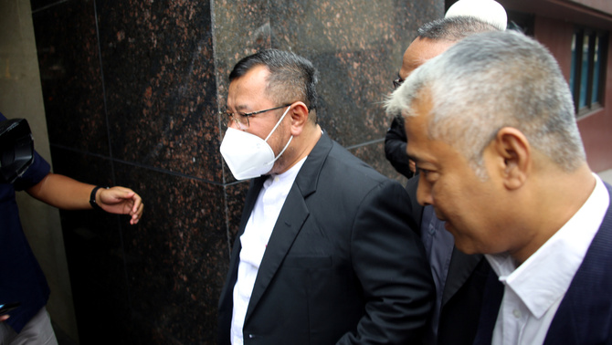 Mantan Presiden Aksi Cepat Tanggap (ACT) Ahyudin, didampingi kuasa hukumnya saat mendatangi Bareskrim Mabes Polri, Jakarta, Jumat 29 Juli 2022.