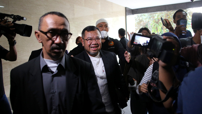 Mantan Presiden Aksi Cepat Tanggap (ACT) Ahyudin, didampingi kuasa hukumnya saat mendatangi Bareskrim Mabes Polri, Jakarta, Jumat 29 Juli 2022.