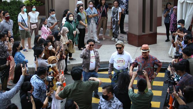 Managing Director Sinar Mas Ferry Salman, Saleh Husin, dan Direktur Sinar Mas Stanley Najoan berpose memperagakan busana dan asesoris karya sejumlah UMKM binaan&nbsp;di tengah zebra cross komplek&nbsp;Sinar Mas Land Plaza, Jakarta Pusat, Kamis 28 Juli 2022.&nbsp;Tampak di sana, kain songket mitra PT IKPP Perawang, Riau, kain batik karya mitra PT Borneo Indo Bara, Kalimantan Selatan hingga jaket Humbang buatan mitra Asuransi Sinar Mas.