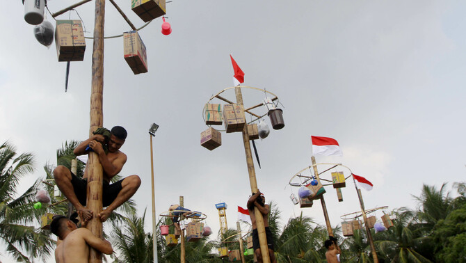 Lomba Panjat Pinang Di Ancol