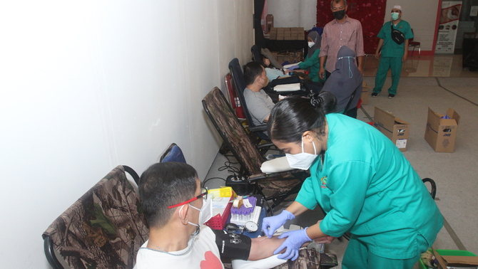Para Tenaga Kesehatan membantu para pendonor agar dapat mendonor darah untuk pasien yang membutuhkan di acara Aksi Donor Darah yang digelar oleh TMD Lippo Village dalam rangka menyambut Hari Kemerdekaan Republik Indonesia ke-77, Lippo Village, Rabu 17 Agustus 2022.