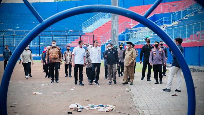 Presiden Jokowi didampingi pejabat terkait meninjau kondisi Stadion Kanjuruhan, Kabupaten Malang, pada Rabu 5 Oktober 2022.&nbsp;
