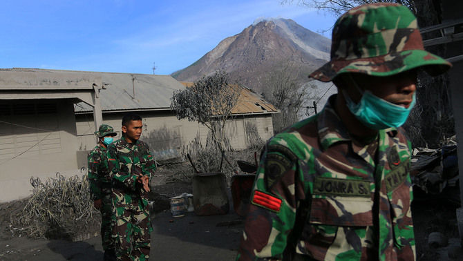 Prajurit TNI menyisir kawasan yang terkena dampak awan panas erupsi Gunung Sinabung di Desa Gamber, Karo, Sumatra Utara, Minggu (22/5). Erupsi Gunung Sinabung yang disertai awan panas pada Sabtu (21/5) menyebabkan tujuh warga tewas dan dua orang lainnya kritis. Antara/Irsan Mulyadi