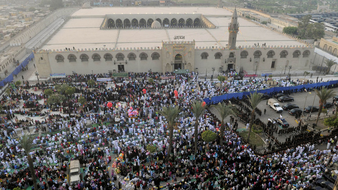 Ribuan umat muslim di Kairo, Mesir melaksanakan salat id di Masjid  Amr Ibn al-Ass. FOTO: AFP PHOTO / MOHAMMED HOSSAM