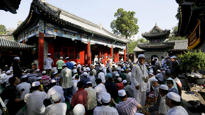 Umat muslim di China melaksanakan salat Id di Masjid Niujie, Beijing, China. FOTO: EPA/DIEGO AZUBEL