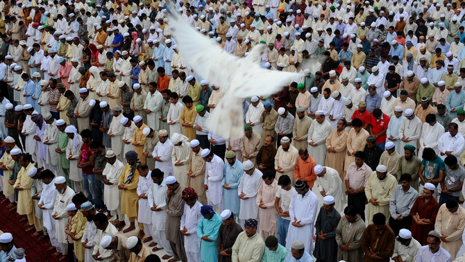 Umat muslim di Pakistan melaksanakan salat Id di Masjid  Dada Darbar, Lahore, Pakistan. FOTO: AFP PHOTO / ARIF ALI