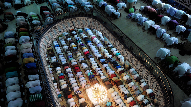 Umat muslim Bangladesh melaksanakan salat Id di Masjid Baitul Mukarram, Dhaka, Bangladesh. FOTO: AFP PHOTO / Munir uz ZAMAN