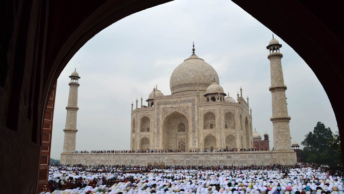 Umat muslim di India melakasanakan sakat Id di Taj Mahal, India. FOTO: AFP PHOTO/ STR