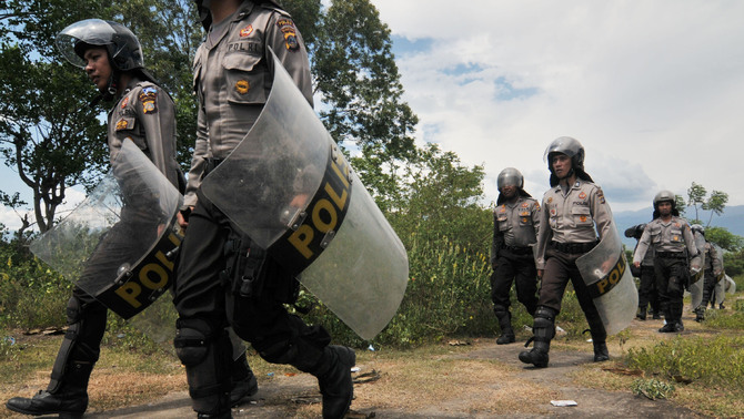 Sejumlah personel gabungan Perintis Polres Donggala dan Polda Sulteng berjaga di lokasi bentrok antar warga Desa Binangga dan Padende di Kecamatan Marawola, Kab. Sigi, Sulawesi Tengah. FOTO: ANTARA/Basri Marzuki