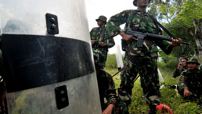 Sejumlah personel Pengendali Huru-Hara (PHH) dari Yonif 711 Raksatama berjaga di lokasi bentrok antar warga Desa Binangga dan Padende di Kecamatan Marawola, Kab. Sigi, Sulawesi Tengah. FOTO: ANTARA/Basri Marzuki