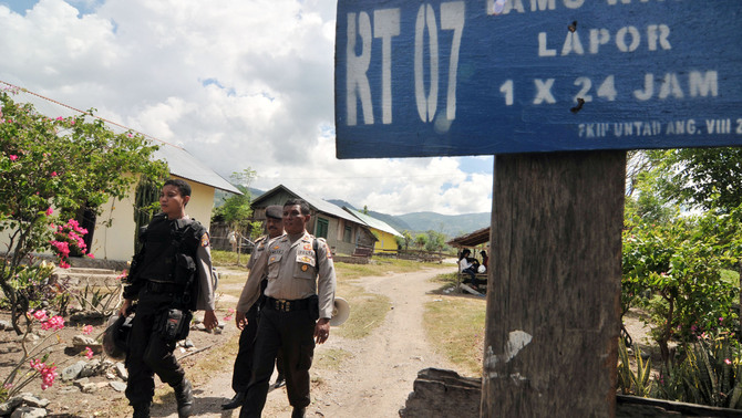 Sejumlah personel gabungan Perintis Polres Donggala dan Polda Sulteng berjaga di lokasi bentrok antar warga Desa Binangga dan Padende di Kecamatan Marawola, Kab. Sigi, Sulawesi Tengah. FOTO: ANTARA/Basri Marzuk