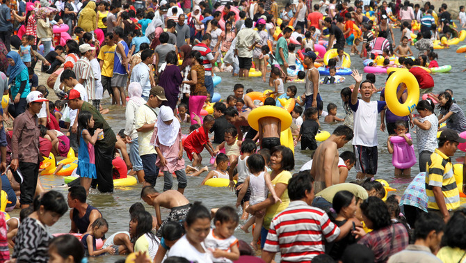 Ribuan warga memadati kawasan pantai ketika memanfaatkan libur Idul Fitri 1433 H di Taman Impian Jaya Ancol, Jakarta. FOTO: ANTARA/M Agung Rajasa