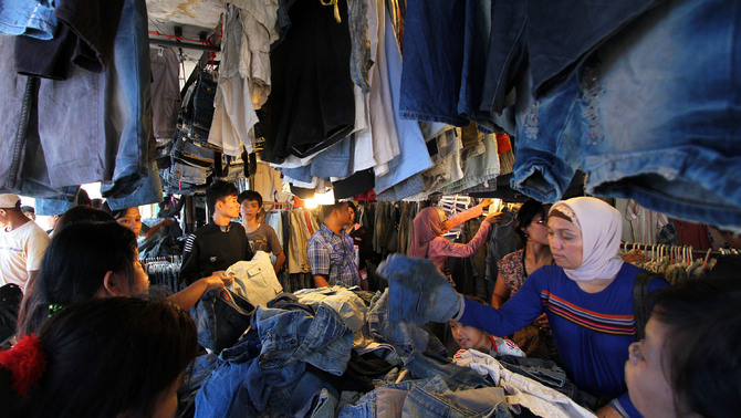 Ratusan warga Jakarta berbelanja pakaian bekas ketika libur Lebaran di Pasar Poncol, Senen, Jakarta Pusat. FOTO: ANTARA/M Agung Rajasa