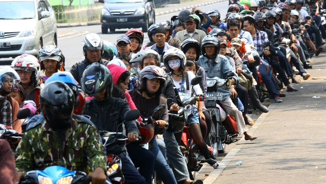 Sejumlah kendaraan roda dua mengantri untuk masuk kawasan wisata TMII, Jakarta. FOTO:  ANTARA/Novandi K Wardana/