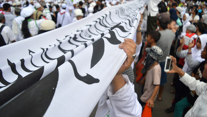 Ribuan masa yang tergabung dalam ormas Islam se-Indonesia melakukan pawai dengan membentangkan banner bertuliskan lafal Tauhid dan mengibarkan bendera di Jakarta, 16 Agustus 2015.