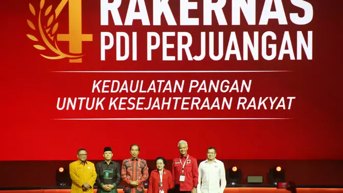Ganjar Ungkap Isi Bisikan Jokowi saat Megawati Pidato di Rakernas PDIP