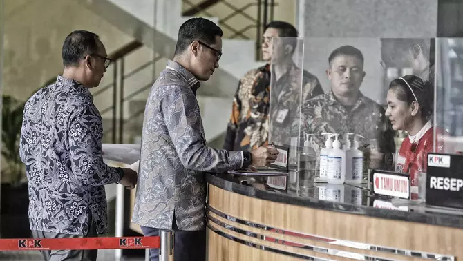 Mantan pegawai KPK yang sekarang berprofesi sebagai pengacara, Febri Diansyah (dua kiri) dan Rasamala Aritonang (kiri) mendatangi gedung KPK, Jakarta, Senin, 2 Oktober 2023.