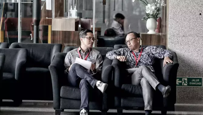 Mantan pegawai KPK yang sekarang berprofesi sebagai pengacara, Febri Diansyah (kiri) dan Rasamala Aritonang (kanan) di ruang tunggu gedung KPK, Jakarta, Senin, 2 Oktober 2023.