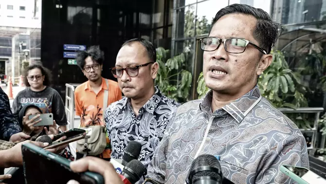 Mantan pegawai KPK yang sekarang berprofesi sebagai pengacara, Febri Diansyah (kanan) dan Rasamala Aritonang (dua kanan) memberikan keterangan pers usai bertemu dengan penyidik KPK di gedung KPK, Jakarta, Senin, 2 Oktober 2023.