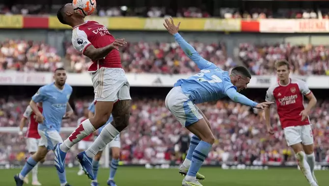 Striker Arsenal, Gabriel Jesus (kiri) dan penyerang Manchester City Phil Foden berduel dalam partai Liga Inggris di Stadion Etihad, Minggu, 8 Oktober 2023 di Stadion Emirates.