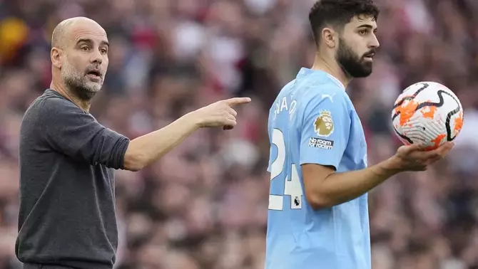 Pep Guardiola memberi arahan kepada pemain dalam pertandingan Liga Inggris melawan Arsenal di Stadion Emirates, London, Minggu, 8 Oktober 2023.