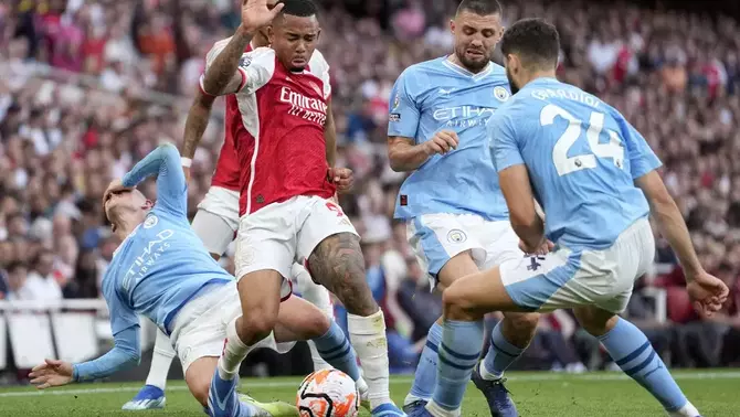 Jesus dari Arsenal berduel dengan para pemain Manchester City dalam pertandingan Liga Inggris di Stadion Emirates, London, Minggu, 8 Oktober 2023.