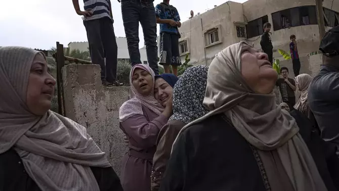 Kerabat berduka atas korban tewas dalam serangan udara Israel di Kota Gaza pada Senin, 9 Oktober 2023.