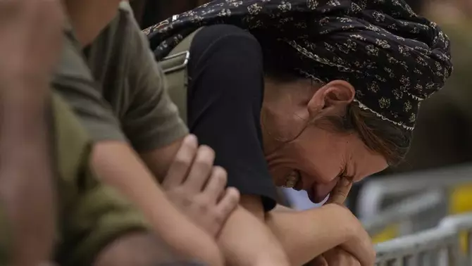 Seorang wanita menangis saat pemakaman Kolonel Roi Levy Israel di pemakaman Mount Herzl di Yerusalem pada Senin, 9 Oktober 2023.