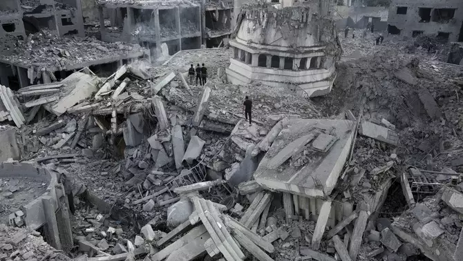 Warga Palestina memeriksa puing-puing Masjid Yassin yang hancur setelah terkena serangan udara Israel di kamp pengungsi Shati di Kota Gaza, Senin pagi, 9 Oktober 2023.
