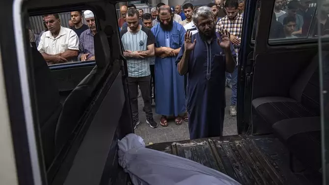 Salat jenazah dilakukan untuk korban yang tewas dalam serangan udara Israel di Kota Gaza pada Senin, 9 Oktober 2023.