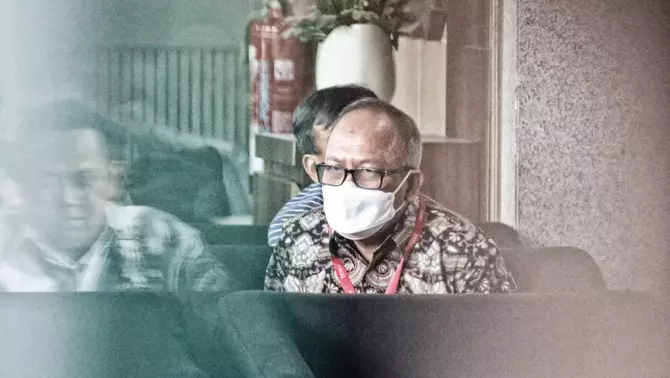 Sekjen Kementrian Pertanian Kasdi Subagyono menunggu untuk kembali diperiksa di gedung KPK, Jakarta, Rabu 11 Oktober 2023. Pemeriksaan hari ini merupakan kali kedua bagi Kasdi. Dia sebelumnya diperiksa selama 11 jam pada Selasa (10/10). Kasdi mengaku dicecar 17 pertanyaan oleh penyidik KPK terkait kasus dugaan korupsi di Kementrian Pertanian.