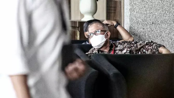 Sekjen Kementrian Pertanian Kasdi Subagyono menunggu untuk kembali diperiksa di gedung KPK, Jakarta, Rabu 11 Oktober 2023. Pemeriksaan hari ini merupakan kali kedua bagi Kasdi. Dia sebelumnya diperiksa selama 11 jam pada Selasa (10/10). Kasdi mengaku dicecar 17 pertanyaan oleh penyidik KPK terkait kasus dugaan korupsi di Kementrian Pertanian.