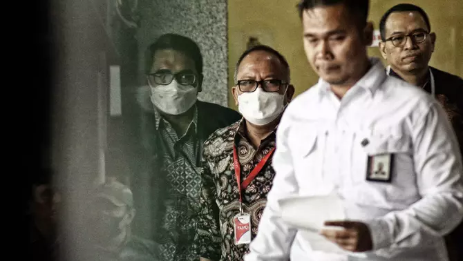 Sekjen Kementrian Pertanian Kasdi Subagyono (dua kiri), kembali diperiksa di gedung KPK, Jakarta, Rabu 11 Oktober 2023. Pemeriksaan hari ini merupakan kali kedua bagi Kasdi. Dia sebelumnya diperiksa selama 11 jam pada Selasa (10/10). Kasdi mengaku dicecar 17 pertanyaan oleh penyidik KPK terkait kasus dugaankorupsi di Kementrian Pertanian.