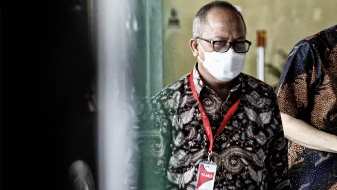 Sekjen Kementrian Pertanian Kasdi Subagyono (dua kiri), kembali diperiksa di gedung KPK, Jakarta, Rabu 11 Oktober 2023. Pemeriksaan hari ini merupakan kali kedua bagi Kasdi. Dia sebelumnya diperiksa selama 11 jam pada Selasa (10/10). Kasdi mengaku dicecar 17 pertanyaan oleh penyidik KPK terkait kasus dugaankorupsi di Kementrian Pertanian.