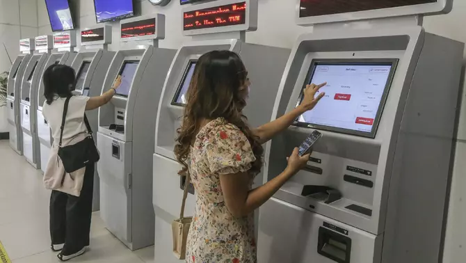 Calon penumpang menggunakan mesin tiket saat launching Penjualan Tiket Whoosh di Aplikasi Mobile di Stasiun Halim Kereta Cepat Jakarta Bandung (KCJB), Jakarta Timur, Selasa, 17 Oktober 2023.