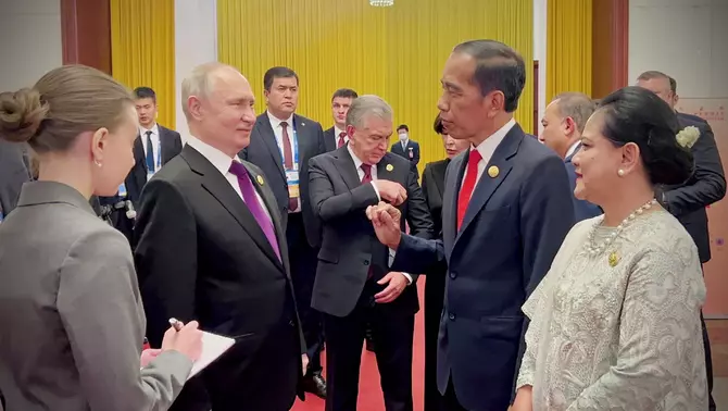 Presiden Joko Widodo dan Ibu Iriana Joko Widodo bersama Presiden Rusia Vladimir Putin sebelum menghadiri Welcoming Dinner Leaders Belt and Road Forum (BRF) yang dilaksanakan di Great Hall of the People, Beijing, Selasa, 17 Oktober 2023.