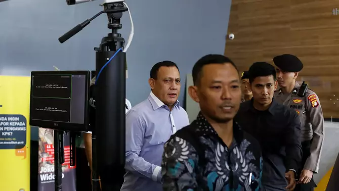 Ketua nonaktif Komisi Pemberantasan Korupsi (KPK) Firli Bahuri (kiri) berjalan seusai menjalani pemeriksaan oleh Dewan Pengawas KPK di gedung ACLC KPK, Jakarta, Selasa, 5 Desember 2023.