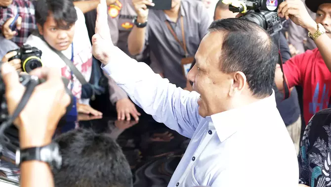 Ketua nonaktif Komisi Pemberantasan Korupsi (KPK) Firli Bahuri berjalan seusai menjalani pemeriksaan oleh Dewan Pengawas KPK di gedung ACLC KPK, Jakarta, Selasa, 5 Desember 2023.