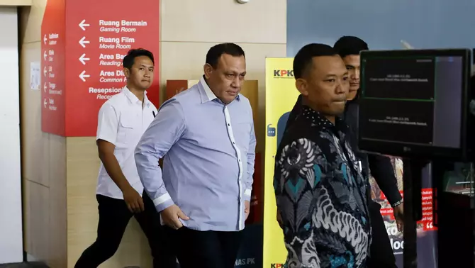 Ketua nonaktif Komisi Pemberantasan Korupsi (KPK) Firli Bahuri berjalan seusai menjalani pemeriksaan oleh Dewan Pengawas KPK di gedung ACLC KPK, Jakarta, Selasa, 5 Desember 2023.