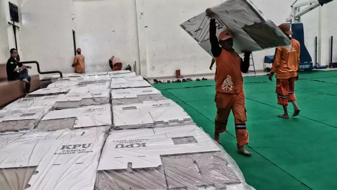 Petugas Prasarana dan Sarana Umum (PPSU) memindahkan kotak dan bilik suara Pemilu 2024 ke Gelanggang Olah Raga Remaja Matraman, Jakarta Timur, Kamis, 14 Desember 2023.
